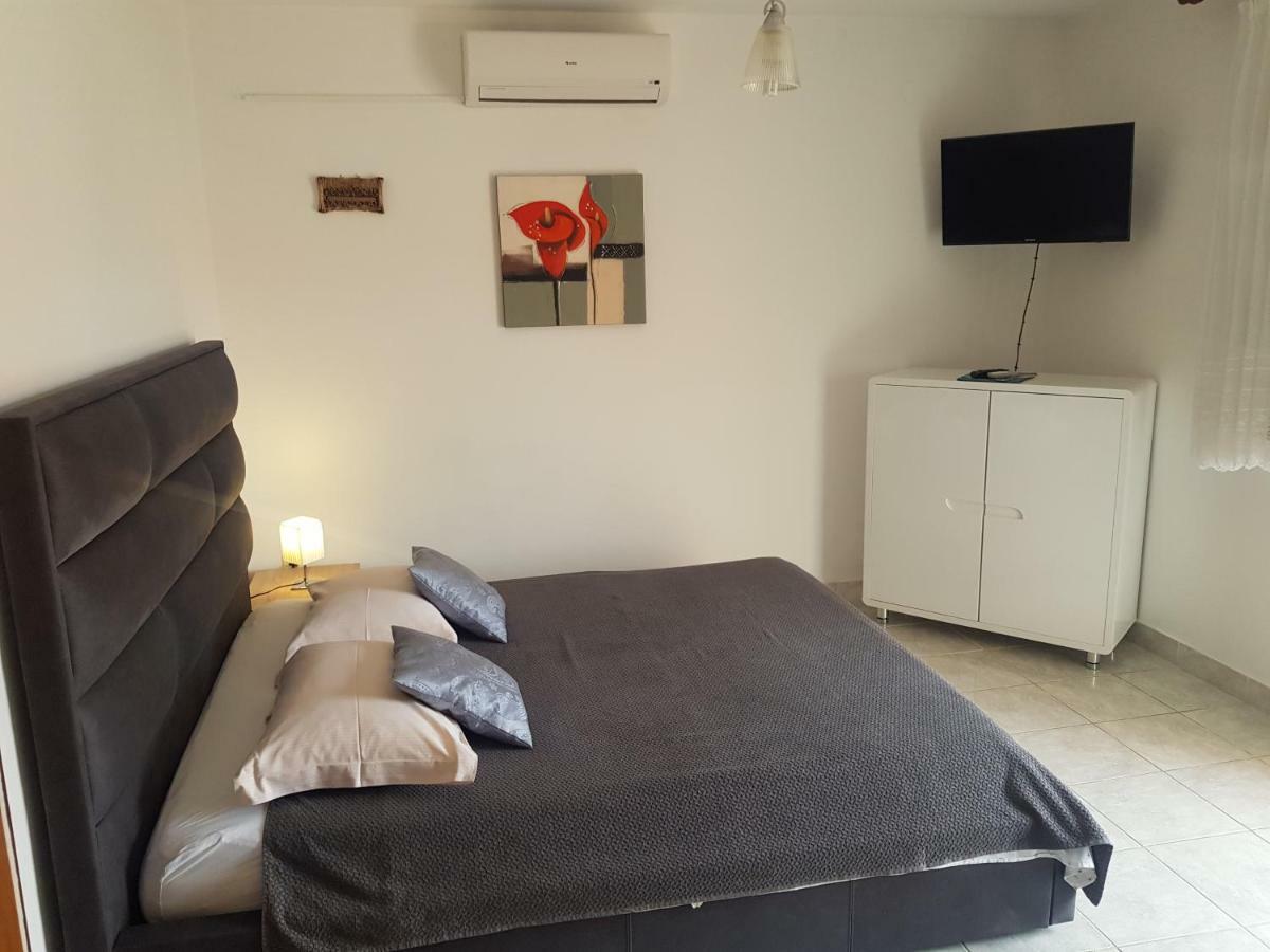 Apartments Iva Pakostane Exterior photo